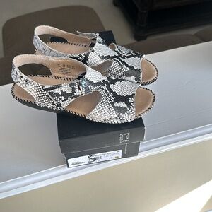 Comfortable Women's Snake-Print Slingback Sandals - White/Black